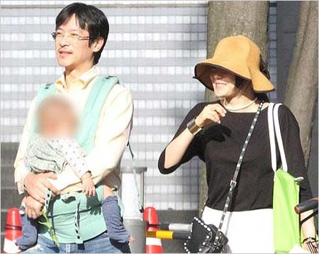 堺雅人＆菅野美穂夫妻と子供のプライベート家族写真